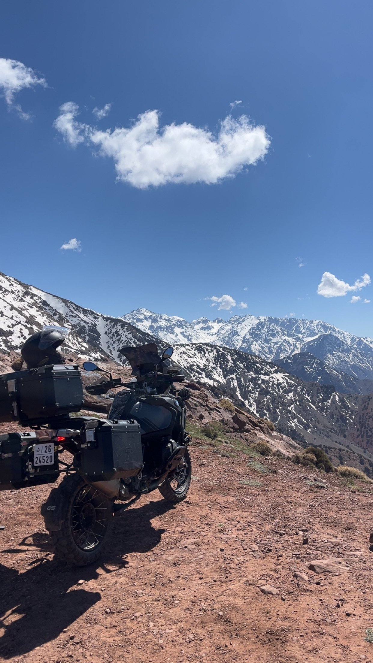 Vue panoramique sur les montagnes d'Oukaimden près de Marrakech, destination phare des road trips Ramoto