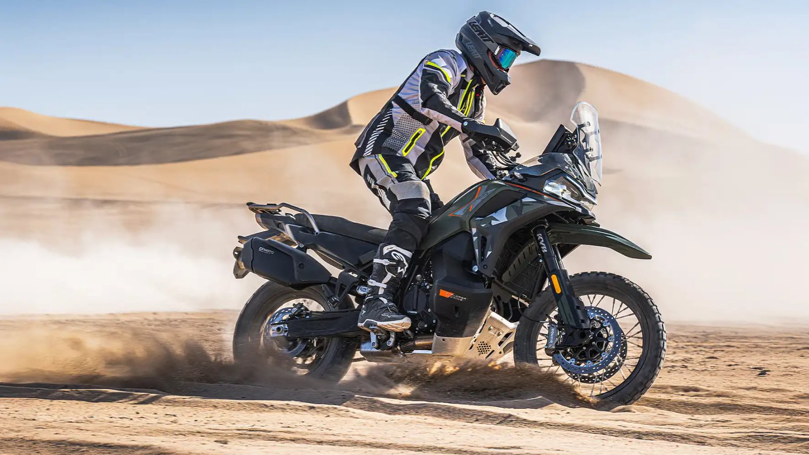 Moto CFMoto en action dans les dunes désertiques du Maroc