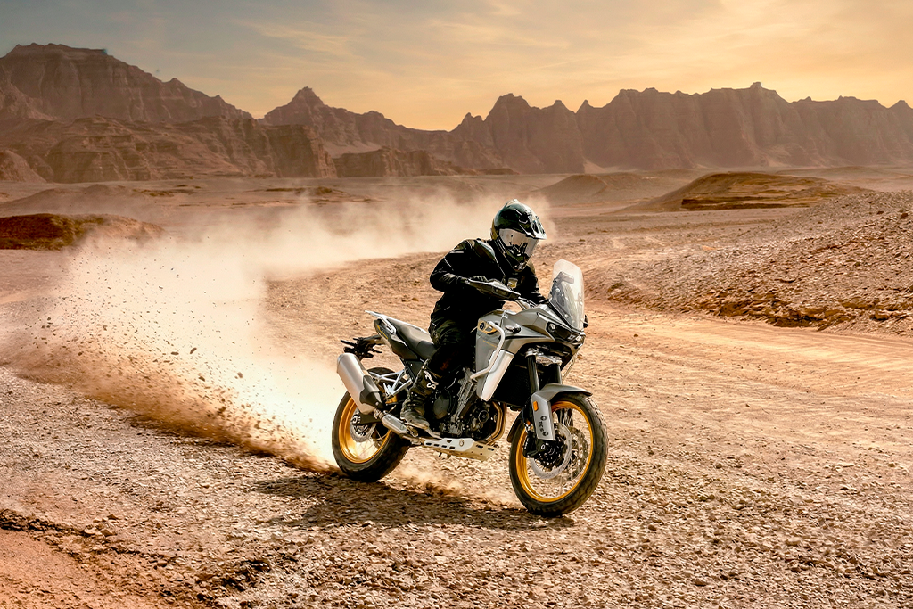 Moto Kove 800X Pro en action offroad dans le désert marocain